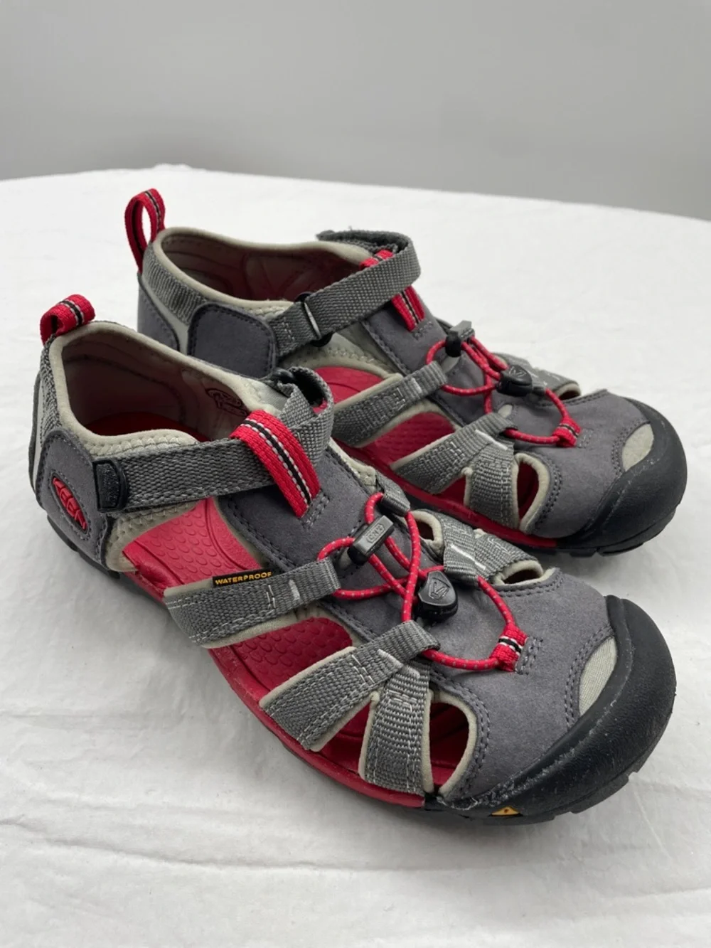 KEEN Seacamp II CNX Waterproof Sandals In Magnet/Racing Red. Girl’s 5.